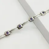 Pulsera de plata 925 con eslabones cuadrados y amatistas engarzadas.