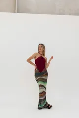 Top marrón de satén con cuello halter y espalda descubierta.