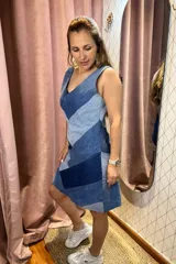 Vestido sin mangas de denim con diseño de bloques de diferentes tonos de azul.