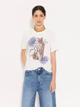 Remera blanca de algodón pima con estampado de un tigre y flores.