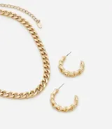 Conjunto de collar corto con cadena de eslabones entrelazados y caravanas tipo aro, ambos de metal dorado.