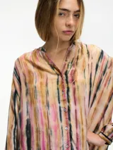 Camisa estampada con cuello mao y botones en la parte delantera. Tiene un corte amplio y fluido.