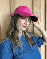 Gorra tipo visera de cuero color celeste, talle único ajustable.