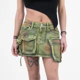 Minifalda verde con efecto batik, de corte ajustado y con cuatro bolsillos tipo cargo.