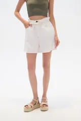 Short color crudo de jean con cintura paper bag, bolsillos laterales y calce alto.
