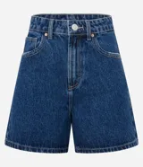 Short de jean azul oscuro, corte mom, tiro alto, con bolsillos delanteros y traseros, y cintura con trabillas.