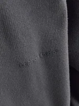 Sweater gris de tejido de punto con cuello redondo y mangas largas.