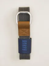 Cinturón beige de cuerda trenzada con apliques de cuero marrón y hebilla metálica plateada con el logo de la marca Benson & Thomas grabado.