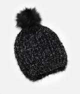 Gorro de lana negro con textura de punto trenzado y pompón de piel sintética en la parte superior.