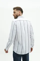 Camisa de manga larga para hombre, color blanco con rayas verticales finas en tonos grises y azules. Confeccionada en una mezcla de lino y algodón, de corte semi slim y logo bordado en el pecho.
