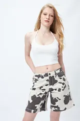 Top halter corto negro con tiras finas para anudar en la nuca.