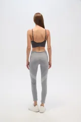 Calza deportiva color rosa, de poliéster, calada, al cuerpo y de calce alto.