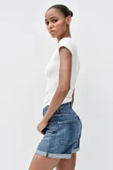 Bermuda de jean celeste, tiro alto, corte mom fit, con trabillas y cinco bolsillos.