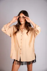 Camisa celeste de corte clásico, con botones frontales y bordados florales en las mangas.