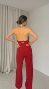 Pantalón rojo de algodón, de corte recto, con faja desmontable de cuero vacuno color champagne.