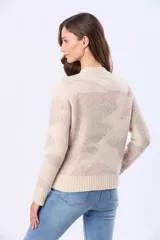 Buzo tejido de cuello redondo, color beige con estampado abstracto en tonos rosados y grises. Tiene mangas largas con puños acanalados y un pequeño parche de cuero sintético en el dobladillo.