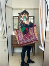 Bolso tipo tote de tela capitoneada con estampado de bandanas en tonos borgoña y marrón. Tiene cierre, interior con 5 bolsillos y exterior con 3 bolsillos.