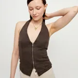 Collar corto de aleación de metales bañado en oro 18k con dije de alas texturadas.