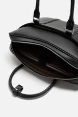 Maletín negro con textura grabada, cierre de cremallera, bolsillo interior para dispositivos electrónicos de hasta 13 pulgadas, bolsillo frontal con cremallera, doble asa de mano y asa de hombro ajustable y extraíble.