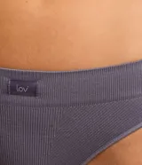 Kit de dos bombachas bikini de poliamida texturizada, corte hilo dental y acabado seamless.