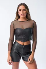 Blusa negra de red con corset brillante incorporado.