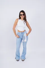 Musculosa celeste de tejido de punto acanalado, corte cropped y cuello redondo.