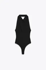 Body blanco de cuello halter drapeado con espalda descubierta y cierre inferior con botones a presión.
