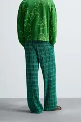 Pantalón relaxed fit de punto ligero tejido en hilatura con algodón, color verde con diseño a cuadros. Cintura elástica ajustable con cordón y bolsillos laterales.