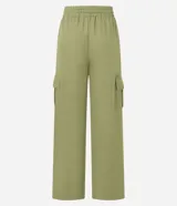 Pantalón largo color verde oliva, de malla orly, modelo pijama, con cintura elástica, lazo en la cintura y bolsillos cargo en los laterales.