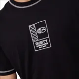 Remera negra de manga corta con cuello redondo y ribete gris. Estampado rectangular con logo de la marca en el pecho.