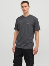 Camiseta gris oscuro de manga corta con cuello redondo y corte relaxed.