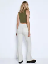Jean acampanado de tiro alto color blanco, con pierna ajustada que se abre en estilo Oxford.