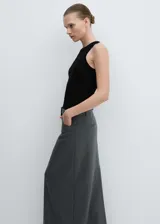 Musculosa blanca de tejido de punto fino con cuello redondo y tirantes anchos.