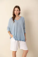 Sweater celeste de punto con escote en V y mangas largas.