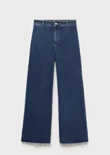Pantalón de jean azul oscuro, de corte culotte, tiro alto y bajo deshilachado.