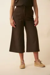 Pantalón palazzo marrón de tiro alto, con bolsillos laterales y largo a la pantorrilla.