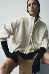Guantes largos negros de punto fino, confeccionados en mezcla de viscosa y cashmere.