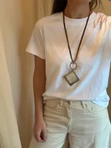 Collar con doble tiento de cuero marrón, aro plateado y medallón en forma de rombo de guampa engarzado en alpaca (plateado). Se cierra con cadena de eslabones y ganchito para poder regular unos cm el largo. Cada medallón es único.