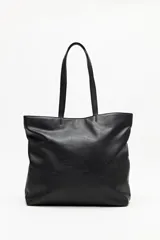 Cartera tote negra de símil cuero con diseño texturizado de parches y asas largas.