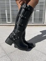 Bota negra de ecocuero con hebillas y taco de 6.5 cm.