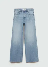 Pantalón de jean celeste de corte recto, tiro alto y bajo desflecado.