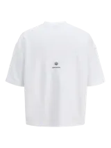 Buzo blanco de manga corta con corte holgado y cuello redondo. Estampa en la espalda con impresión de goma suave al tacto. Confeccionado en tejido de rizo sin cepillar, con superficie lisa y bucles en el interior.