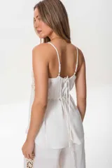 Musculosa negra con breteles finos regulables y detalle de broderie calado color crudo en el frente.