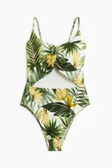 Traje de baño entero con estampado de hojas y flores amarillas, escote en V, breteles finos ajustables, copas con relleno extraíble, detalle fruncido en el busto y abertura cut-out en la cintura.