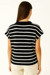 Remera de manga corta de algodón a rayas horizontales blancas y negras, corte al cuerpo y cuello en V.