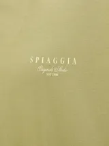 Remera color verde oliva de algodón con cuello redondo y manga corta. Estampado en la espalda con la palabra 'SPIAGGIA' y una palmera en tonos rosados.