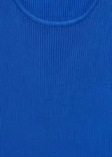 Vestido corto de punto canalé a rayas horizontales blancas y azules, con cuello redondo, tirantes anchos y corte ajustado.