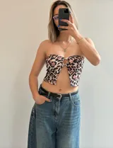 Top bandeau corto con estampado animal print de leopardo y abertura en el centro del pecho.