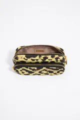 Neceser doble de nylon con cierre de cremallera y diseño de estampado animal print en colores amarillo y negro.