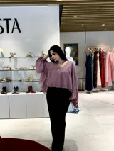 Blusa color rosa viejo, de corte holgado y mangas largas abullonadas.